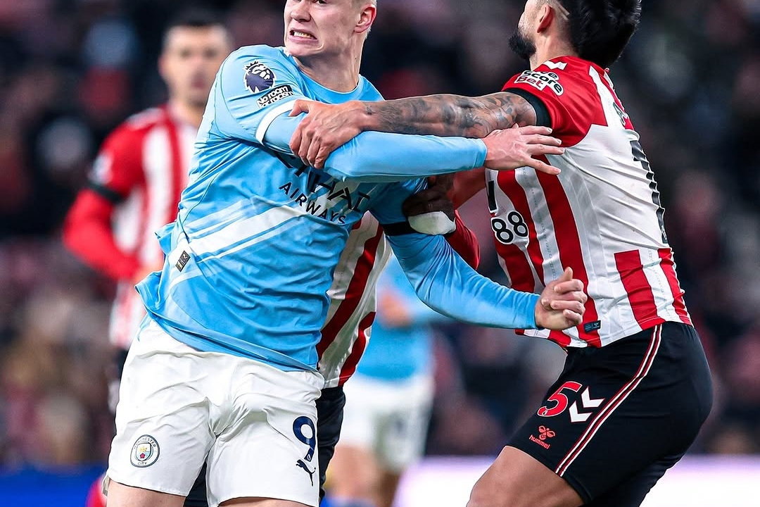 Sunderland Hold Manchester City to a Goalless Draw at the Stadium of Light