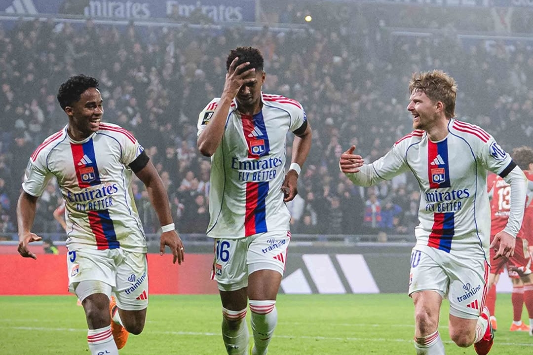 Lyon Overcomes Early Red Card to Edge Brest 2-1