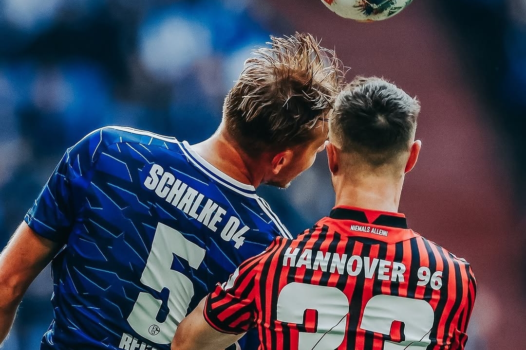 Late Comeback Earns Hannover a Point Against Ten-Man Schalke