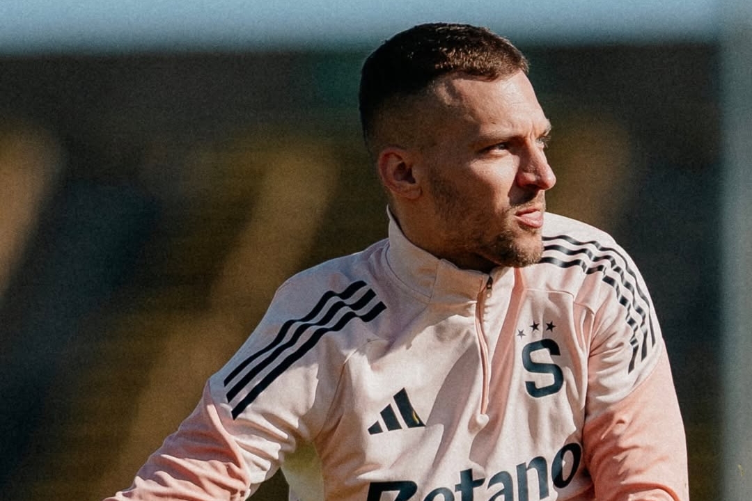 Slavia Praha's Early Surge Seals 2-0 Win Over Dukla in Prague