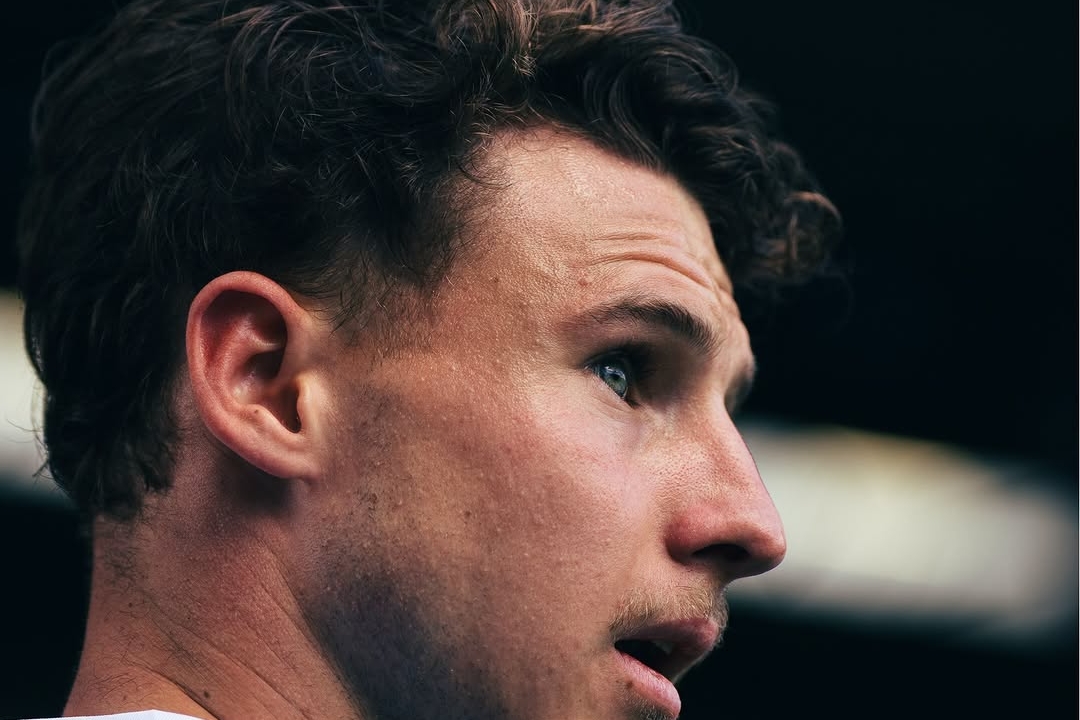 Bowat's Strike Lifts Portsmouth Over Leicester at Fratton Park