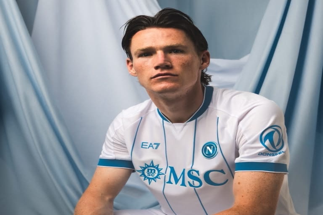 Napoli's Late Surge Sinks Genoa 2-0 in Serie A Opener
