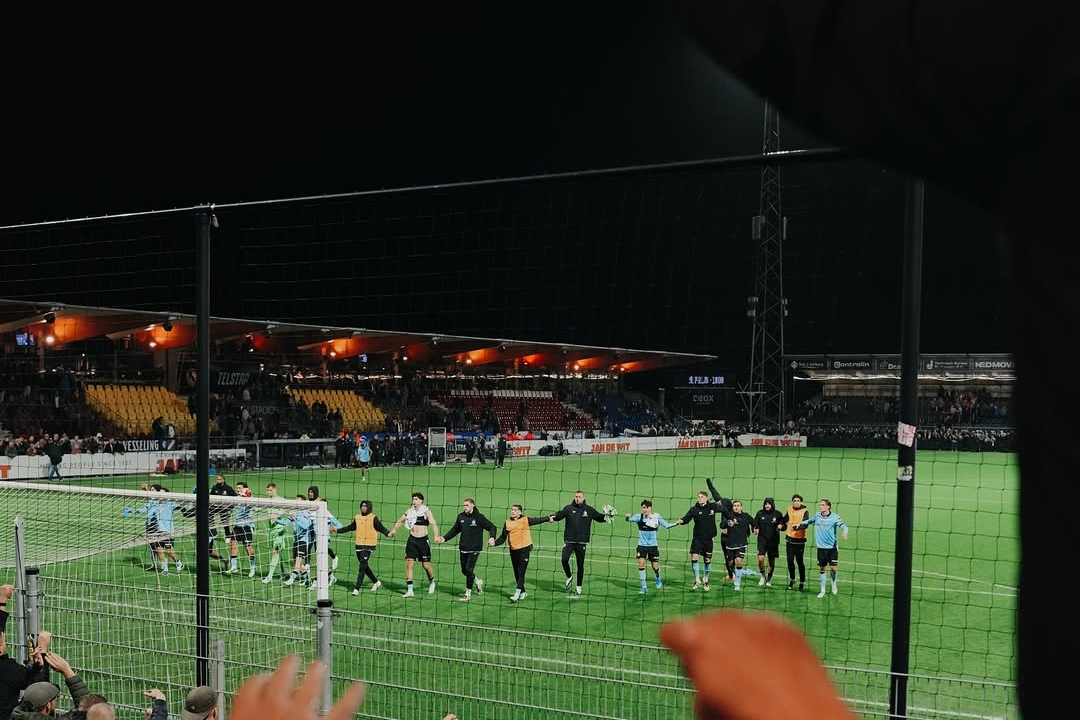 Feyenoord's Attacking Flair Overcomes Telstar 4-3 in Eredivisie Thriller