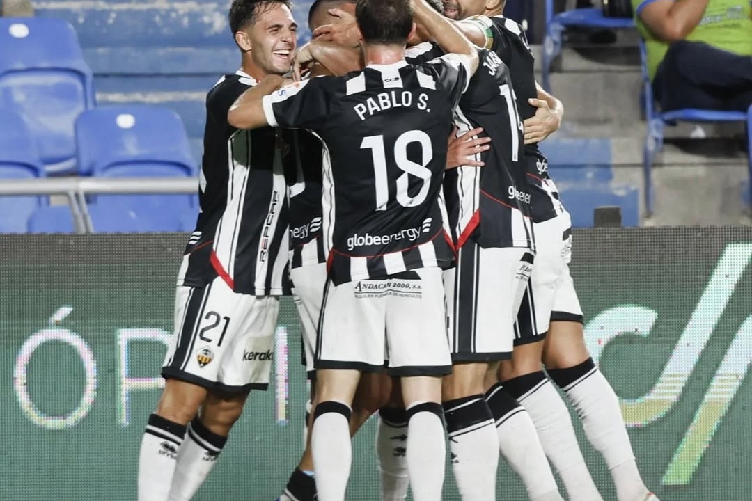 Castellón Dismantle Las Palmas 3-0 with Santiago's Brilliance